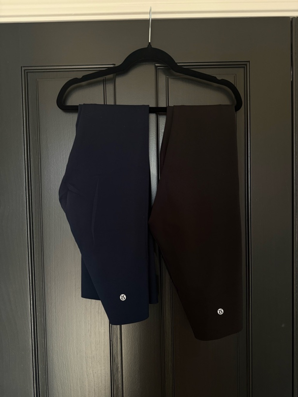 lululemon athletica GLOW UP SHR size 4 28” black & navy - will not separate EUC